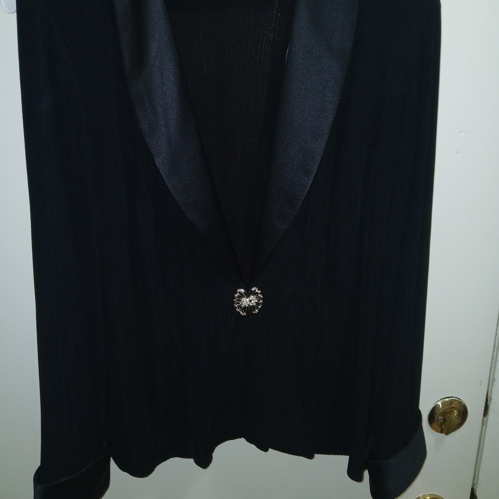 Elegant Black Blazer with Satin Lapels